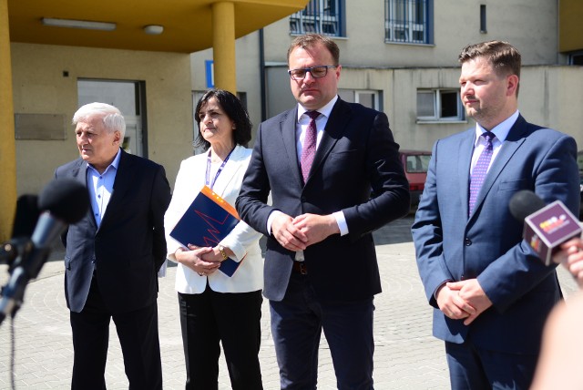 - Przebudowując dawny pawilon ginekologiczny stworzymy nowoczesne i funkcjonalne centrum rehabilitacji - mówił prezydent Radosław Witkowski (drugi z prawej).