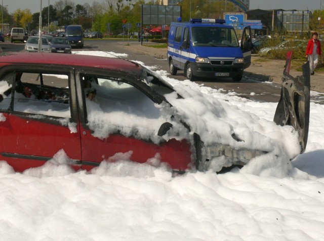 Po akcji gaszenia pożaru auta.