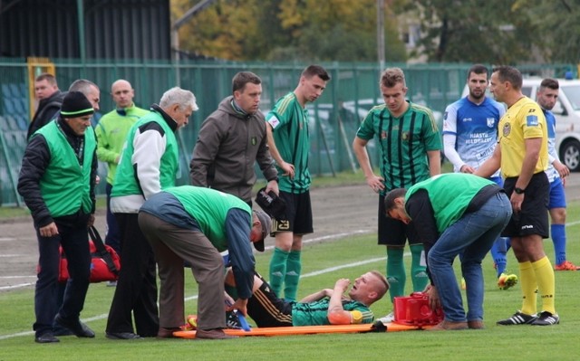 Adrian Gębalski (na noszach) nie dokończył meczu z Olimpią Zambrów. Na szczęście napastnik Stali Stalowa Wola jest już w treningu.