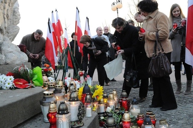 Mieszkańcy Tarnobrzega mają szansę wyjechać na pogrzeb prezydenckiej pary do Krakowa. Jak na razie mogą oddawać hołd tragicznie zmarłemu Prezydentowi RP Lechowi Kaczyńskiemu oraz jego żonie Marii Kaczyńskiej na placu Bartosza Głowackiego.