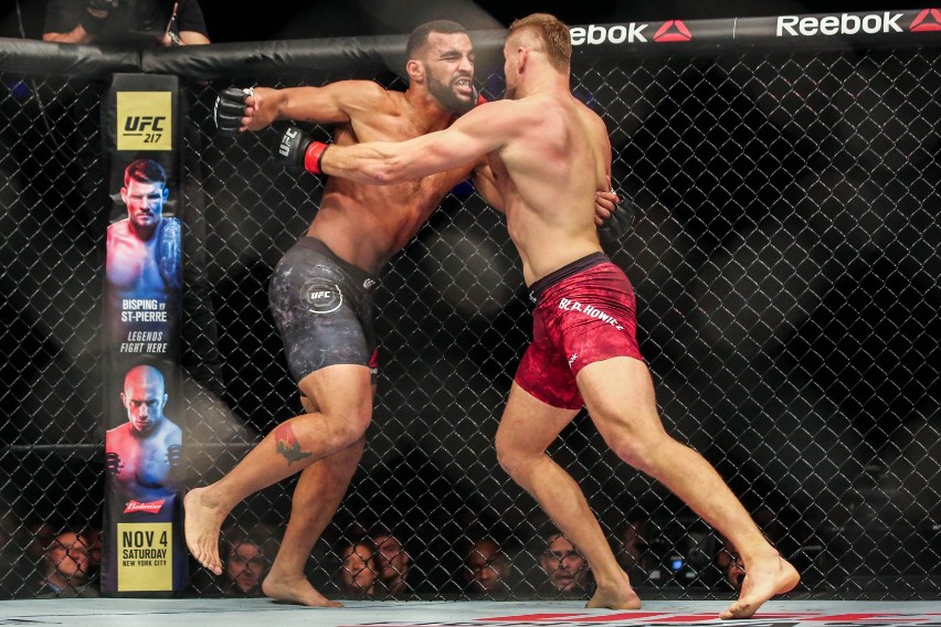 Walka Jan Błachowicz vs. Thiago Santos podczas UFC w Pradze...