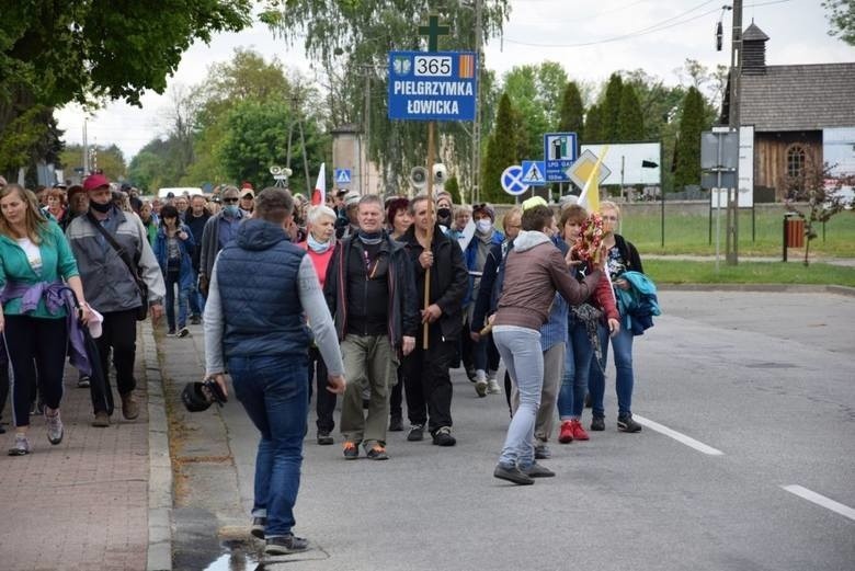 Pielgrzymi z Łowicza zatrzymani przez policję w drodze na...