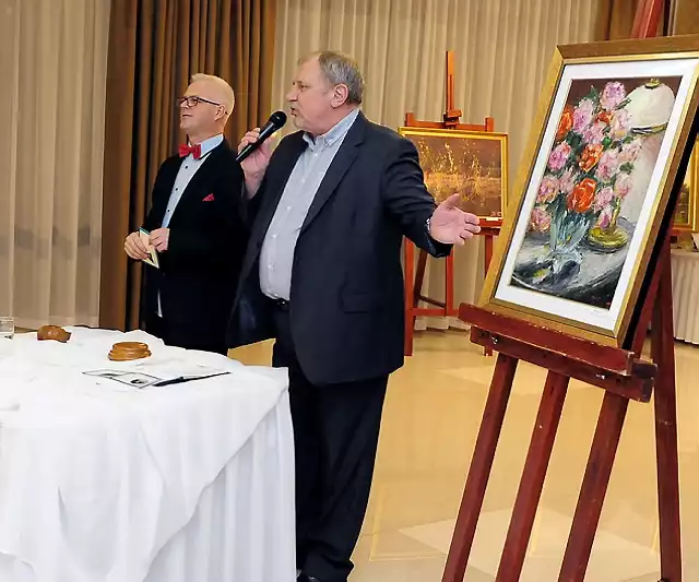 Aktor Andrzej Grabowski licytuje obraz na balu charytatywnym w Grudziądzu. W głębi Piotr Jezierski - prowadzący aukcję.