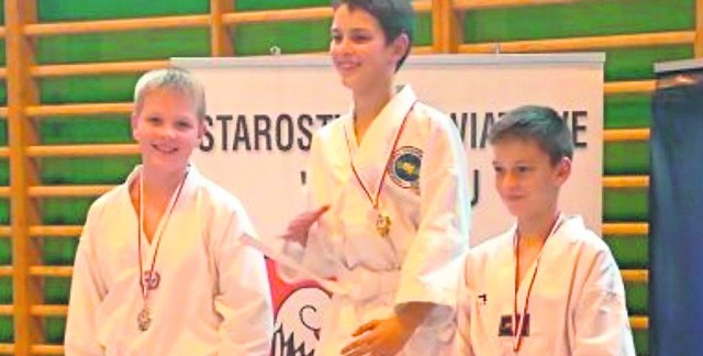 Wojciech Kucharski (z lewej) jest uczniem Publicznej Szkoły Podstawowej numer 2, a na turnieju taekwondo, jaki się odbył niedawno w Sierpcu, zdobył dwa srebrne medale w dwóch konkurencjach.