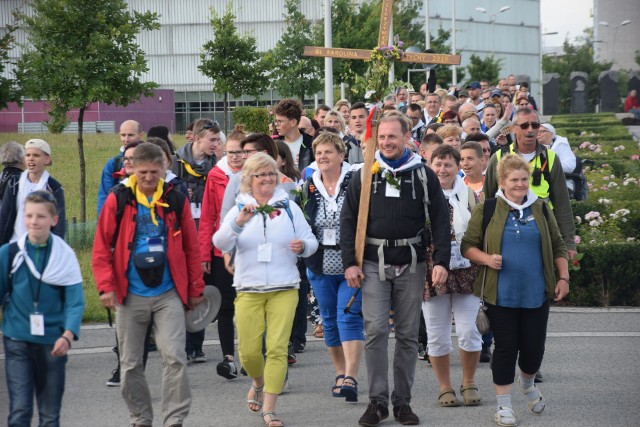 XXV Jubileuszowa Parafialna Pielgrzymka Szlakiem Orlich Gniazd z bł. Karoliny na Jasną Górę. W pielgrzymce wzięło udział 146 osób. Pielgrzymki z parafii bł. Karoliny w Tychach organizowane są już od ćwierć wieku