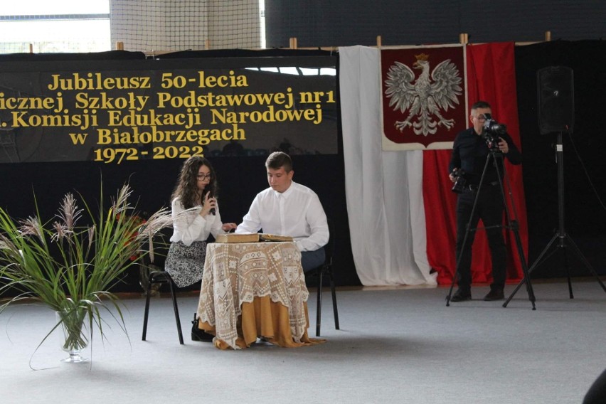 Jubileusz 50-lecia Publicznej Szkoły Podstawowej w Białobrzegach. Była msza, apel, nagrody i ślubowanie pierwszaków. Zobacz zdjęcia
