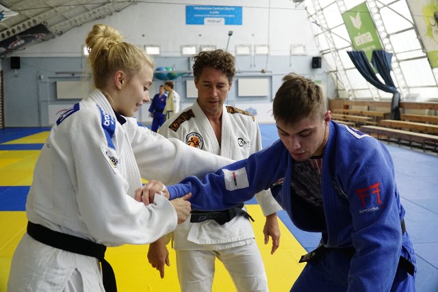 Flavio Canto przygląda się uchwytowi Elizy Wróblewskiej podczas pokazowego treningu w sali PGE Akademii Judo w hali przy ul. Taborowej w Poznaniu