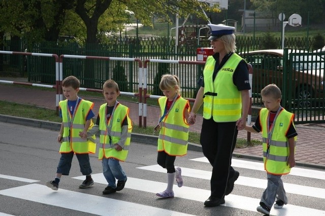 W pierwszych dniach września policyjne patrole pomagają najmłodszym uczniom m.in. przechodzić przez jezdnię.