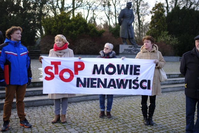 Dziś na placu Rapackiego, pod pomnikiem marszałka Józefa Piłsudskiego grupa aktywistów protestowała przeciwko mowie nienawiści. Około 20 osób z transparentem zwracało uwagę na fakt, że słowna agresja wpływa negatywnie na relacje w społeczeństwie. Protest miał  przypomnieć o 95. rocznicy zamachu na prezydenta Gabriela Narutowicza. Narutowicz został zastrzelony 16 grudnia 1922 roku w galerii "Zachęta" przez powiązanego z endecją malarza Eligiusza Niewiadomskiego. Zamachowca skazano na karę śmierci.Zobacz także:Ekologiczny kiermasz w muzeum