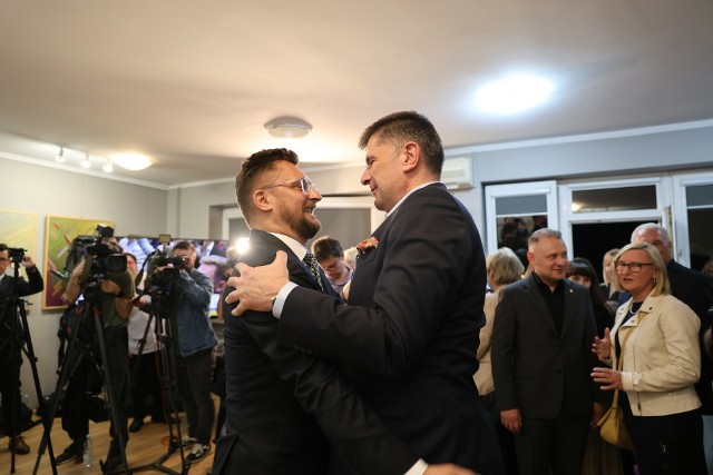 Prezydent Marcin Krupa świętujący zwycięstwo w wyborach samorządowych ze swoim zastępcą Bogumiłem Sobulą