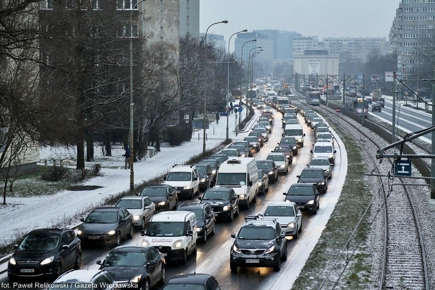 Wrocław sparaliżowany. Ślisko na ulicach. Kierowcy utknęli w ogromnych korkach (ZDJĘCIA)