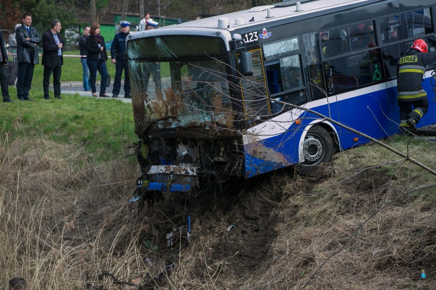Kraków. Autobus MPK wpadł do rowu 