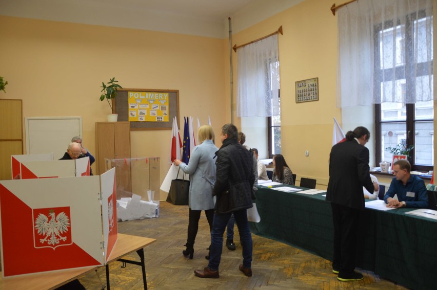 Wybory samorządowe 2018. W Tarnowie, na godzinę 16 frekwencja nie przekroczyła 30 procent. Przynajmniej w Śródmieściu [ZDJĘCIA]