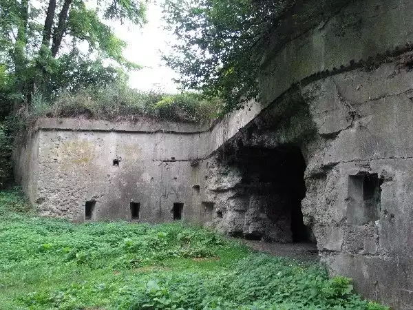 Ruin fortu XIII w podprzemyskich Blestraszycach podobno strzegą duchy rosyjskich żołnierzy.