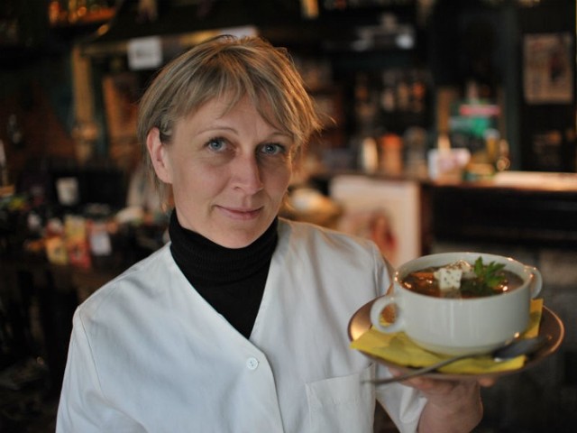 Małgorzata Raptis, szefowa kuchni prezentuje zupę z soczewicy.