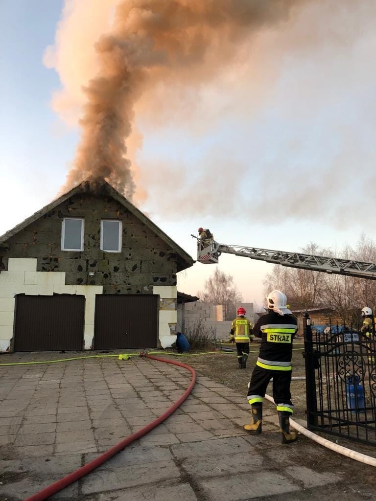 Spłonął dom jednorodzinny w Parlinie pod Stargardem. Gasiło go prawie trzydziestu strażaków