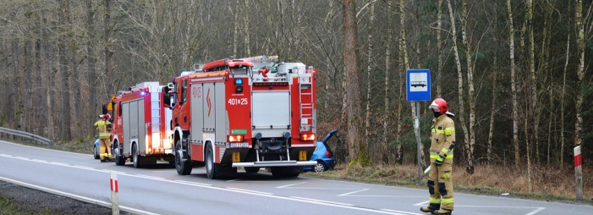 Śnieg na drogach i bardzo ślisko. Policja apeluje o rozsądek (ZDJĘCIA)