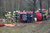 Leśnice: śmiertelny wypadek na DK6. Samochód uderzył w drzewo. Utrudnienia w ruchu 1.1.2022