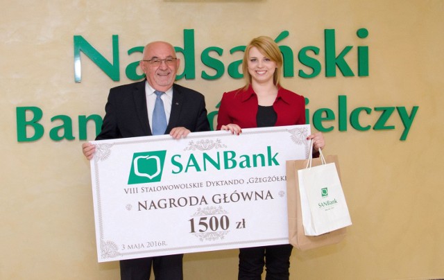 Prezes SanBanku Stanisław Kłapeć z główną laureatką dyktanda Joanną Panek, która dostała od banku nagrodę.