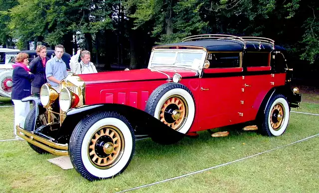 1. Minerva 40 CV, egzemplarz wyprodukowany w roku 1932 z nadwoziem belgijskiej firmy Van den Plas. Polerowany mosiądz lśni jak złoto. Rozstaw osi – prawie cztery metry