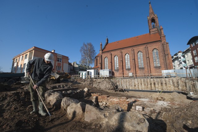 Cały ten teren przy ulicy bp Czesława Domina zostanie zbadany przez archeologów. Ci odsłonili już fundamenty dwóch domów z dawnego Koszalina: XIX-wiecznego (na pierwszym planie) i XX-wiecznego (w głębi).