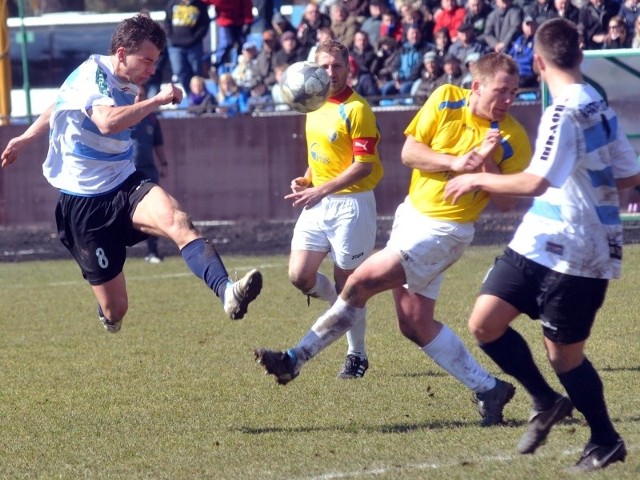 Stal Sanok (żółte koszulki) wygrała w Krośnie z Karpatami w meczu III ligi piłkarzy.