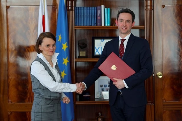 Marcin Ociepa odebrał w piątek w Warszawie nominację na wiceministra w resorcie Jadwigi Emilewicz