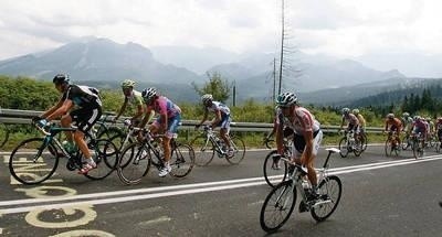 Kolarze w okolicy Głodówki - nareszcie efektowne widoki na trasie Tour de Pologne Fot. PAP/Grzegorz Momot