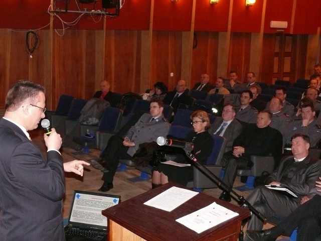 Seminarium poprowadził Zastępca Dyrektora Wydziału Bezpieczeństwa i Zarządzania Kryzysowego Podkarpackiego Urzędu Wojewódzkiego w Rzeszowie Stanisław Rysz.