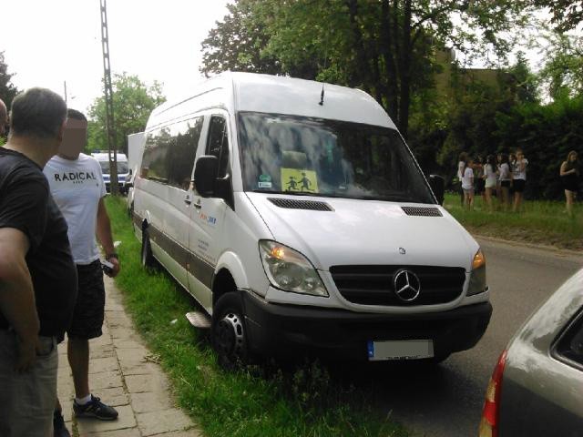 Wypadek na Czechosłowackiej. Zderzenie busa wiozącego koszykarki Widzewa [ZDJĘCIA]