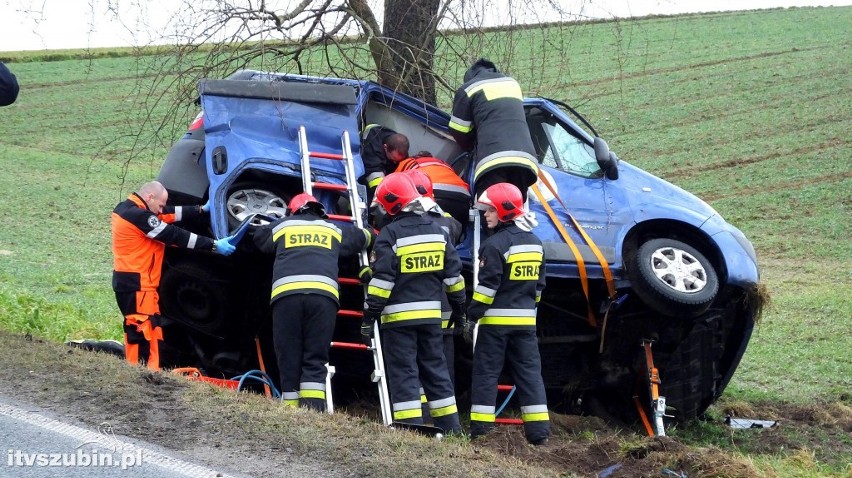 Pojazdem podróżowały dwie osoby. Kierowca nie odniósł...