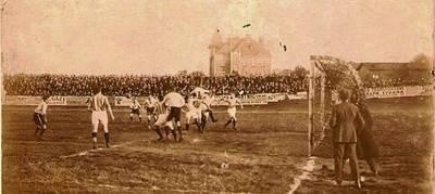 31 marca 1912 r. Mecz z Pogonią Lwów na stadionie Cracovii. W głębi budynek wodociągów. REPRO. ANNA KACZMARZ, ARCHIWUM