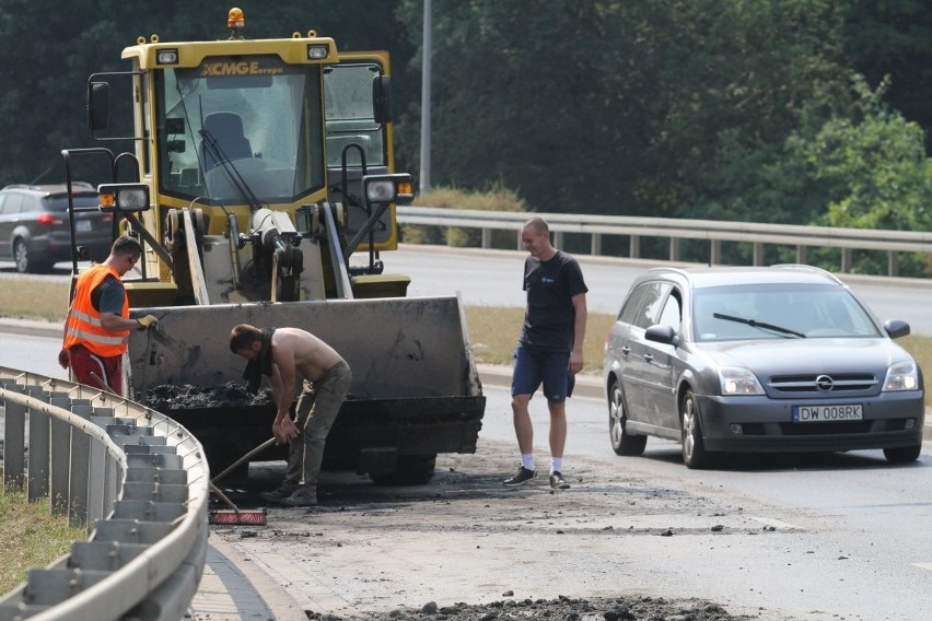 Wypadek na moście Milejnijnym. Z ciężarówki ładunek wysypał się na jezdnię (ZDJĘCIA)