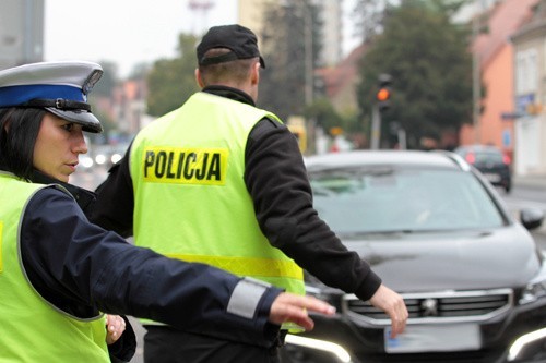 Policjanci zatrzymali kobiecie kierującej pod wpływem alkoholu prawo jazdy.