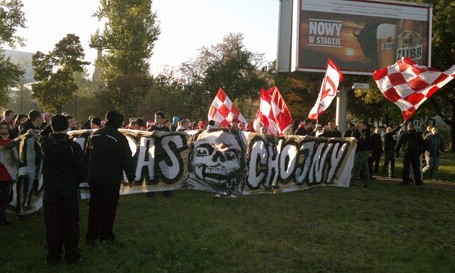 Kibice Widzewa w drodze na stadion przy al. Piłsudskiego.