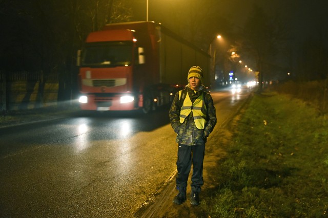 Michał Hejne nie chce, by jego syn - Jasiu (na zdjęciu) chodził do szkoły ruchliwą, dwukierunkową jezdnią. Dlatego, wraz z innymi mieszkańcami ulicy Mateckiego, rozpoczął walkę o budowę chodnika