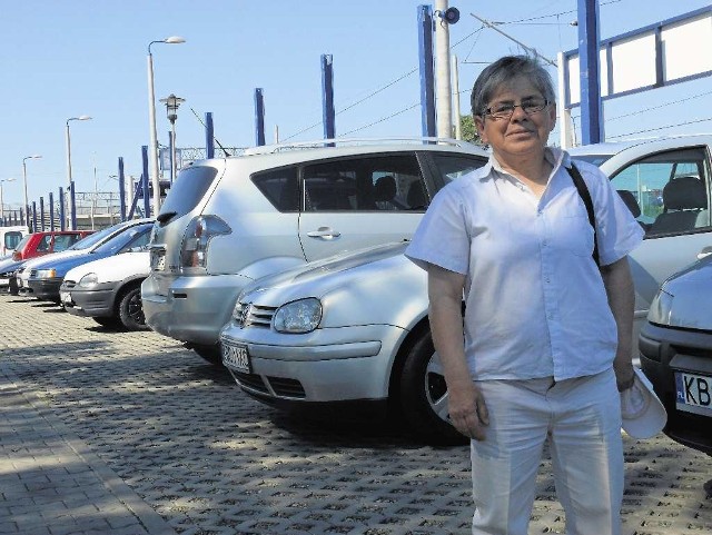 Teresa Gibasiewicz z Bochni uważa, że parking przy dworcu jest niezbędny. - Służyłby przede wszystkim tym, którzy do pracy w Krakowie i Tarnowie dojeżdżają pociągiem - mówi zawiedziona