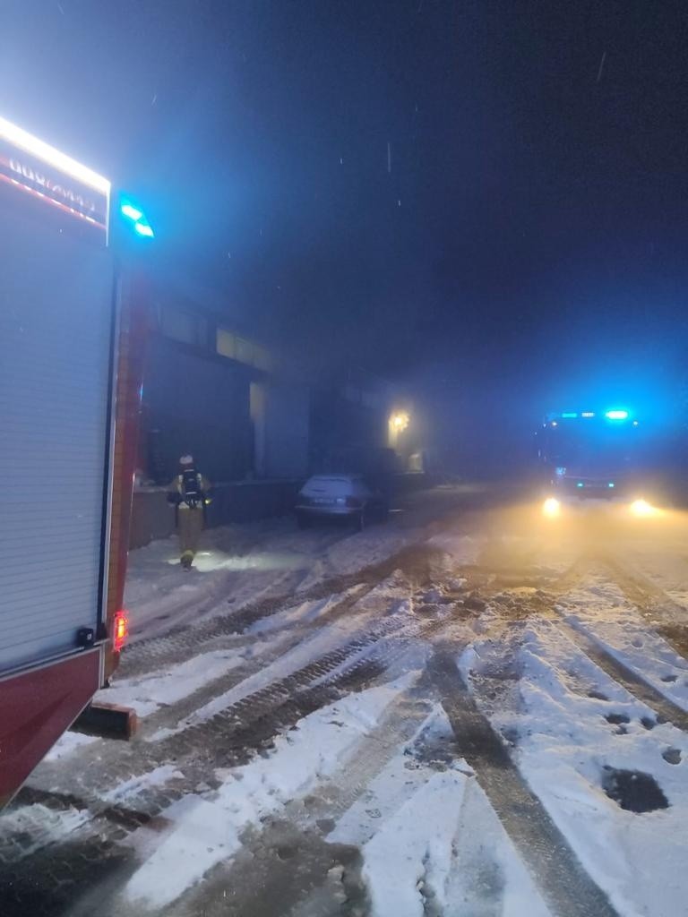 Pożar hali firmy zajmującej się przetwarzaniem plastiku na kieleckim Białogonie. W akcji siedem zastępów straży pożarnej. Zobacz zdjęcia