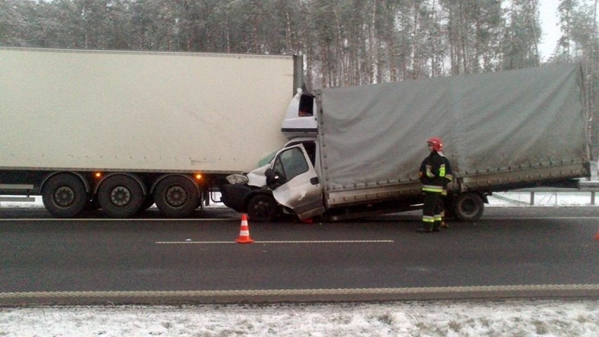 Groźny wypadek na A2. Zderzenie dwóch ciężarówek. Kierowca uwięziony w kabinie [ZDJĘCIA]