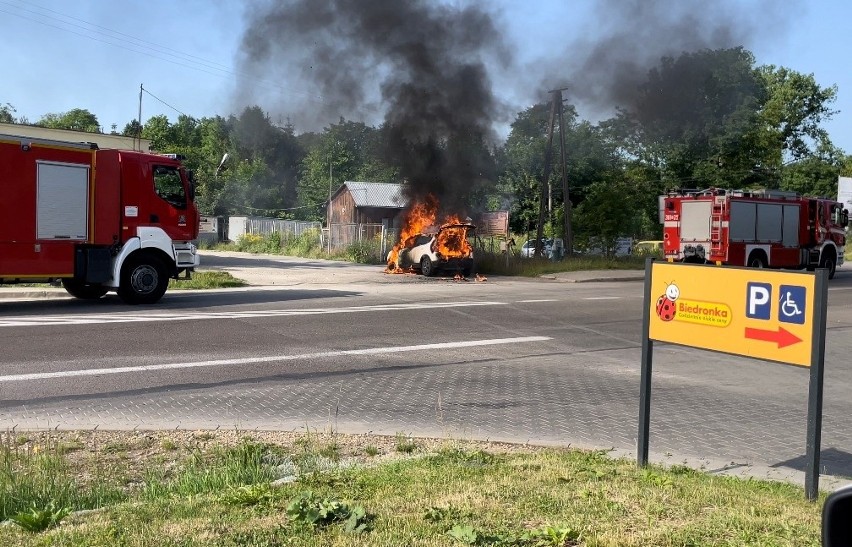 W Żurawicy pod Przemyślem spłonął nissan qashqai. Do pożaru wyjechały dwa zastępy strażaków [ZDJĘCIA]