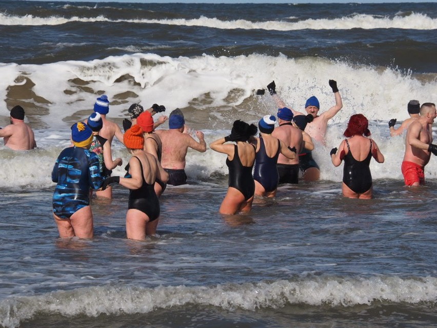 W każdą niedzielę zimnym kąpielom przyglądają się opatuleni...