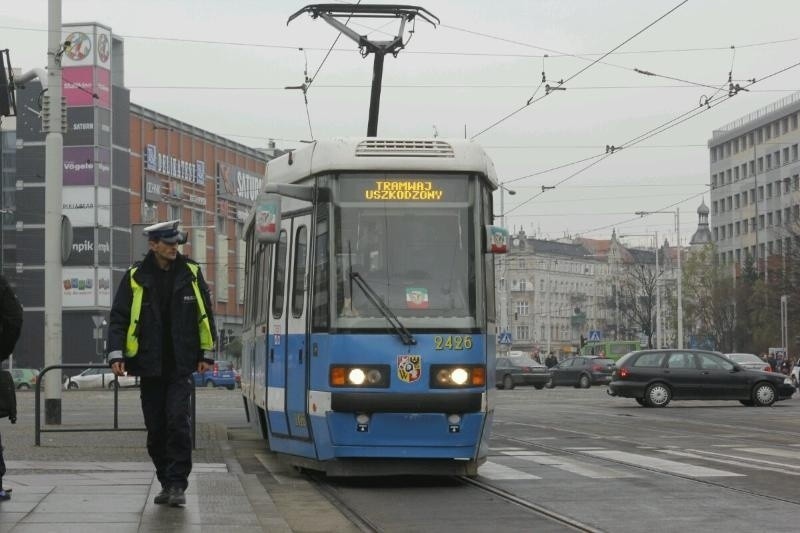 Wypadek na rondzie Reagana. Piesza wpadła pod tramwaj