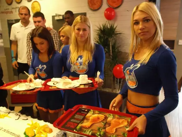 Na otwarciu KFC pojawiły się m.in. cheerleaderki AZS Koszalin.