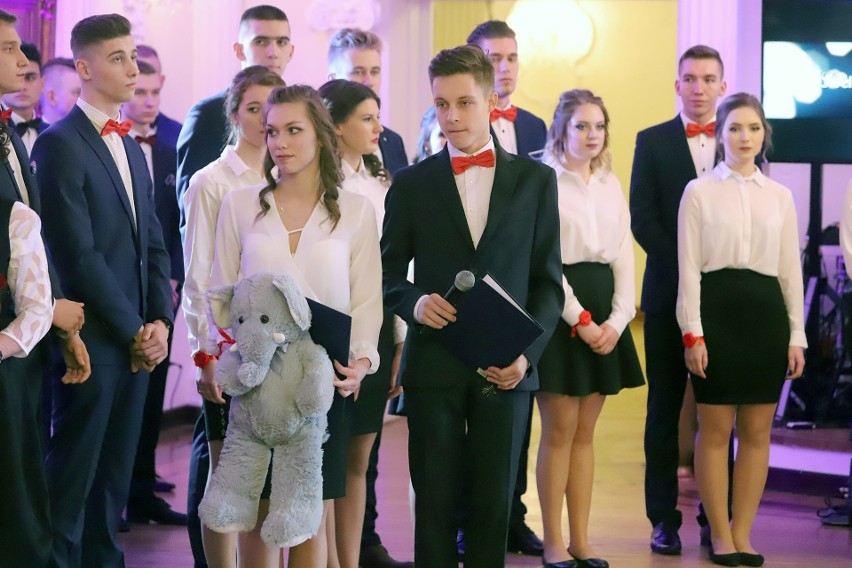 Studniówki 2019. Studniówka Zespołu Szkół nr 1 im. Cezaka w Zgierzu w Białym Pałacu. Pierwsza w województwie łódzkim [ZDJĘCIA]