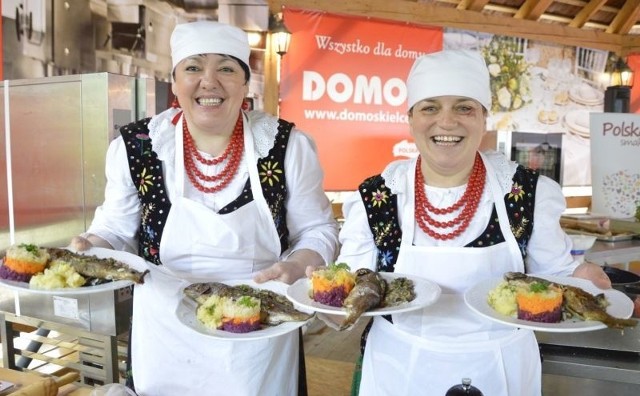 Reprezentantki Koła Gospodyń Wiejskich z Korytnicy - Małgorzata Kukuryk (po lewej) i Elżbieta Korczyk prezentują danie konkursowe: Pstrąg na puchu leśnym.