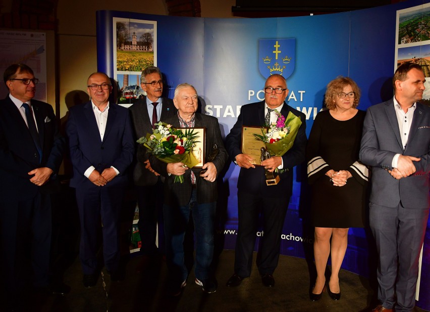 W Starachowicach wręczono Honorowe Nagrody Gospodarcze Starosty Starachowickiego „Żelazne Pierścienie”. Do kogo trafiły? Zobacz zdjęcia 