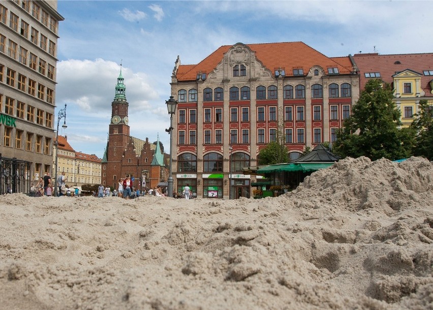 Wrocław: Plaża z palmami w sercu miasta (ZDJĘCIA)