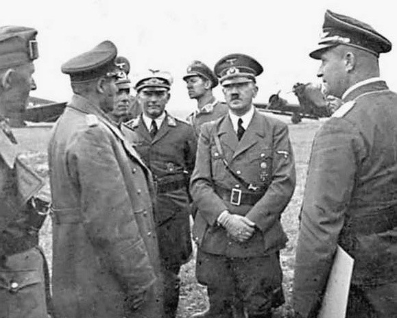 Od lewej H. Goering, A. Hitler i R. Kattner, ojciec Krystyny Janeczko. Lotnisko w Polskiej Nowej Wsi, wrzesień 1939.