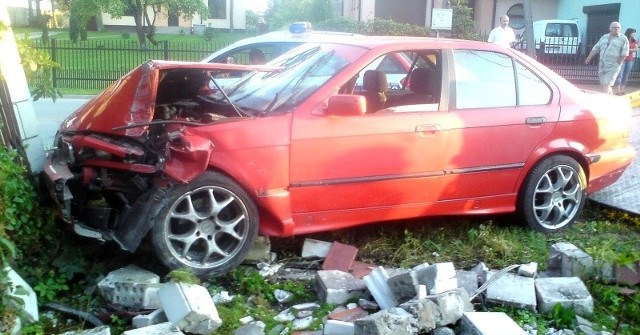 Kierowca czerwonego BMW staranował ogrodzenie w rejonie skrzyżowania w Busku.