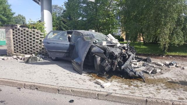 Wszystko wydarzały się w piątek 9 czerwca w Gorzowie na ul. 11-go Listopada. 22-latek kierujący citroenem C5 dosłownie roztrzaskał samochód o mur. Z auta nic nie zostało, ale kierowcy… nic się nie stało. Powiedział, że miał bezpieczne auto.Citroen C5 musiał jechać z ogromną szybkością. Na ul. 11-go Listopada samochód wypadł z drogi. Citroen uderzył w mur. Samochód dosłownie został roztrzaskany. – Kiedy na miejsce zdarzenia dojechali policjanci byli przekonani, że doszło do tragicznego wypadku – mówi nadkom. Marek Waraksa, naczelnik gorzowskiej drogówki.Tymczasem kierowca sam wysiadł z wraku citroena. Na pytanie policjantów odpowiedział, że nie potrzebuje pomocy medycznej. – Kierowca wyszedł z tego makabrycznie wyglądającego zderzenia z murem bez szwanku – mówi nadkom. Waraksa.Kierowca została ukarany mandatem w wysokości 500 zł. Dostał też 6 punktów karnych za spowodowanie kolizji. I co powiedział? To, że miał bezpieczny samochód, w którym wystrzeliło 12 poduszek powietrznych.- Niech to zdarzenie będzie przestrogą, bo zdecydowana większość zderzeń przy takiej prędkości kończy się tragicznie – podkreśla nadkom. Waraksa. Zobacz też wideo: Wjechał w drzewo, zatrzymał się na płocie, a silnik stanął w płomieniach. Kierowca leżał nieprzytomny obok autaPrzeczytaj też:  Wypadek na starej "trójce" w Gorzowie. Nie żyje kierowca ciężarówki, przewożącej indyki